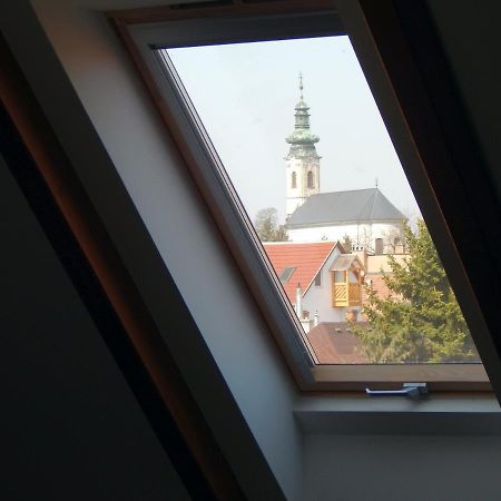 Travertin Eger Buitenkant foto